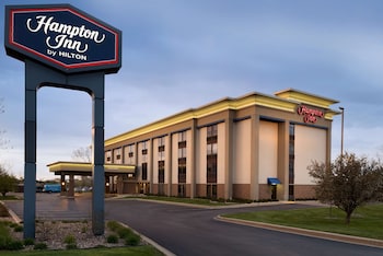 hampton inn appleton fox river mall area
