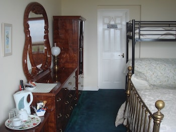 Waters Edge Guest House,Near Highcliffe Castle,3 star
