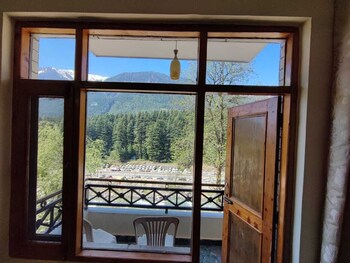 Hotel Chichoga Holiday Inn Manali,Left Bank, Naggar Rd, Aleo, Manali, Himachal Pradesh 175131,3 star