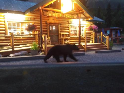 Gwin's Lodge & Roadhouse Est. 1952,Kenai Peninsula>>Cooper Landing,2.5 star