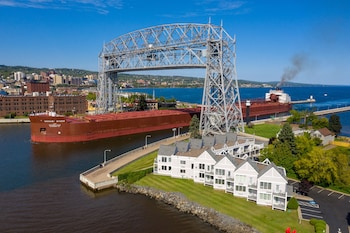 south pier inn