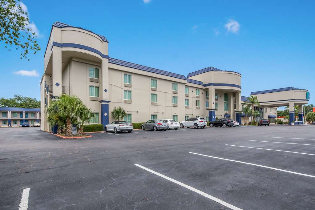 Clarion Inn & Suites Central Clearwater Beach,Clearwater Beach>>Clearwater,2.5 star