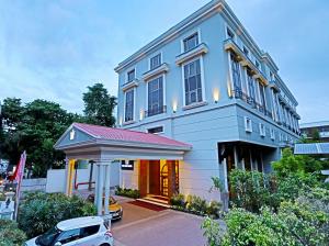 The Rialto Hotel,Gandhi Nagar,3 star