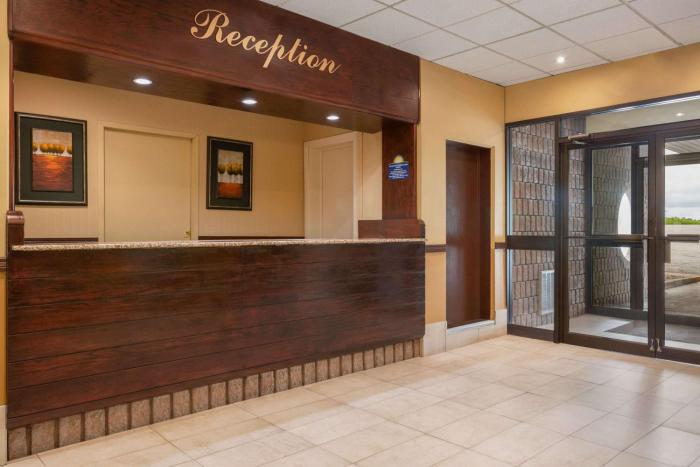 Days Inn & Conference Centre By Wyndham Renfrew,,3 star