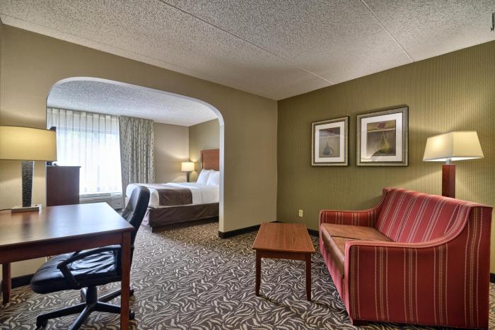 clarion inn and suites university area