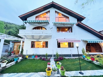 Tree Of Life Lakeside Cottage Srinagar,Nishat,3 star