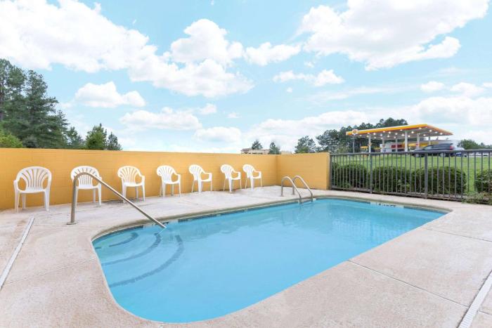 Super 8 By Wyndham, Orangeburg,,2 star