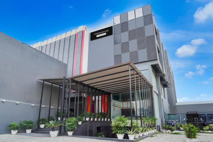 Super Townhouse Gomti Nagar Matiyari,Chinhat,4 star