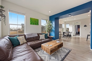 modern and stunning home near breweries and old town