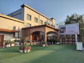Hotel Luxe Opera Nh8,Mahipalpur,4 star