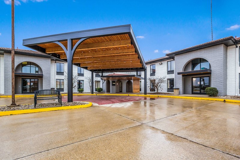 clarion pointe richmond north near university