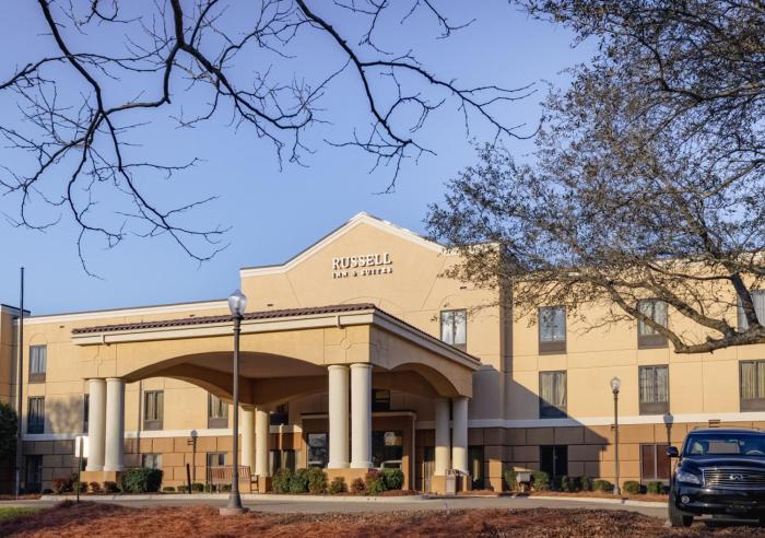Russell Inn & Suites