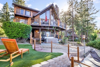 cove lakefront chalet 2098