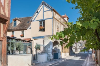 hotel aux vieux remparts the originals relais