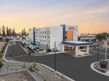 hampton inn and suites bakersfield central