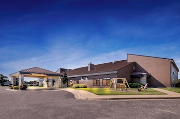 Heartland Inn & Suites, Surestay Collection By Best Western,,2.5 star