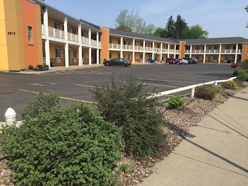 university manor inn