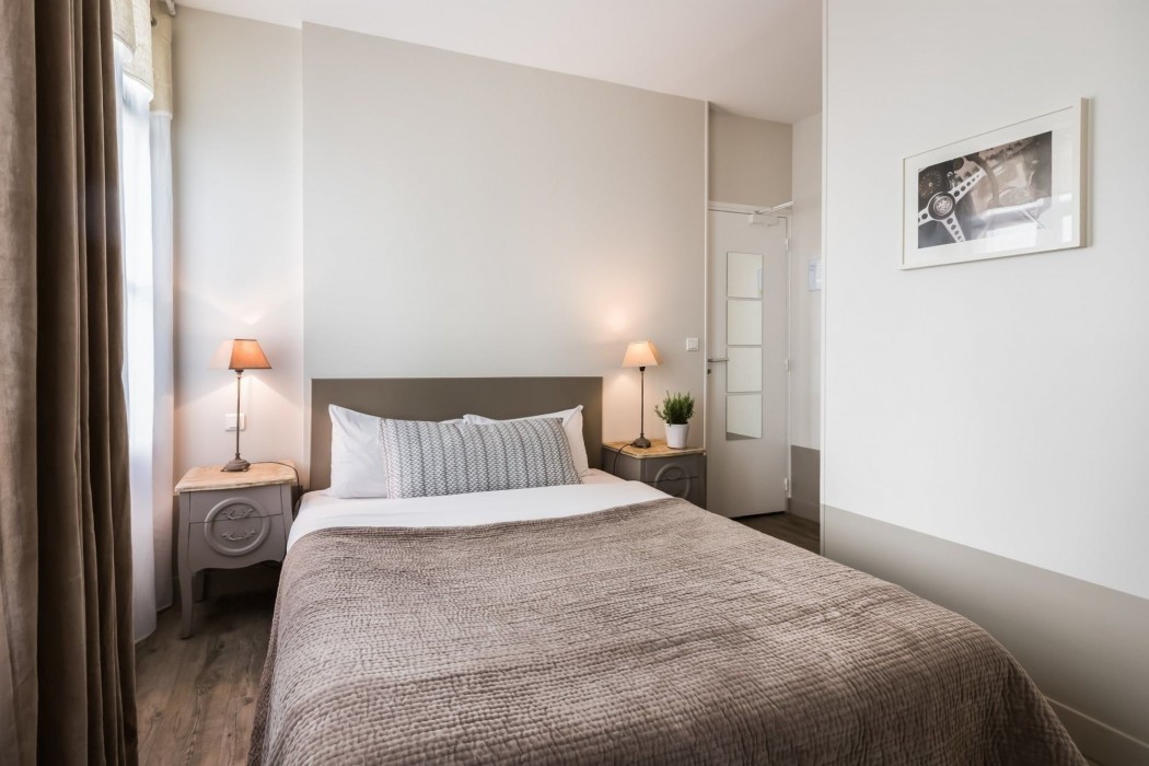L'adresse,Near Place De L'horloge,3 star
