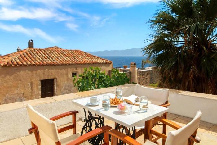 menexes suites monemvasia