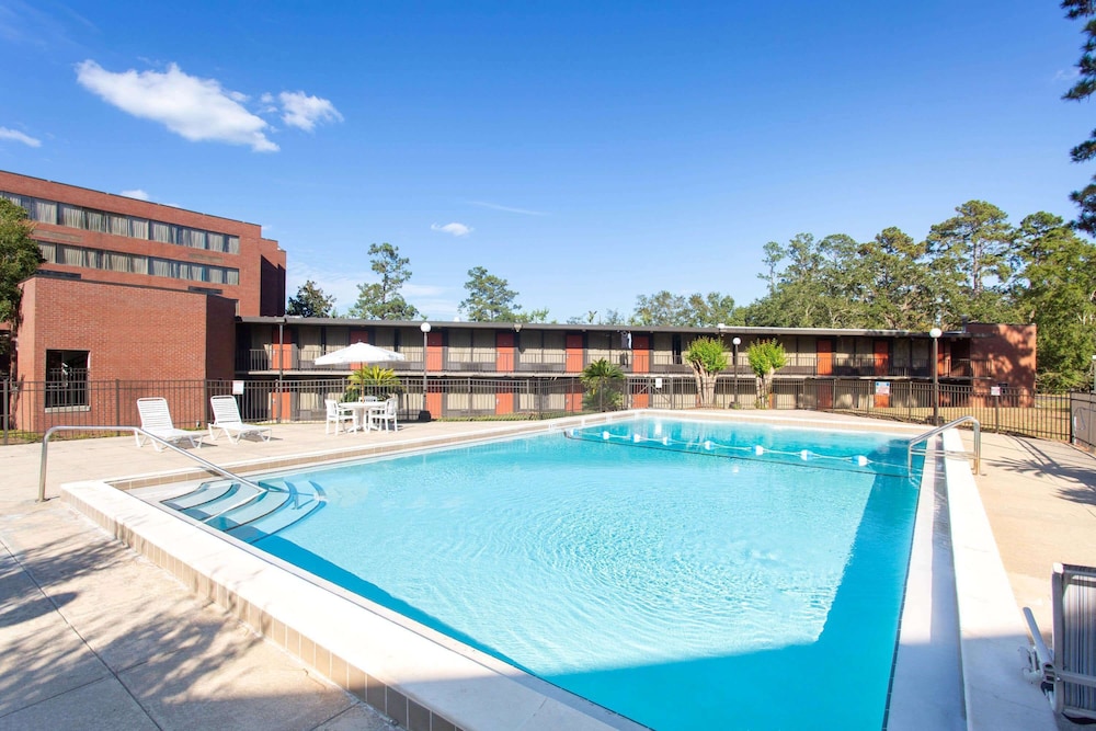 days inn and suites by wyndham tallahassee conf center i 10