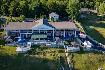 riverboat inn and suites