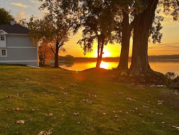 Sand Hill On The Lake,,2 star