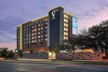 lively hotel on oak oklahoma city tapestry by hilton