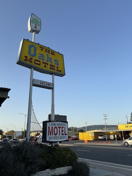 The Oaks Motel,,2 star
