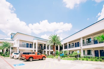 palace inn blue i 45 and college ave