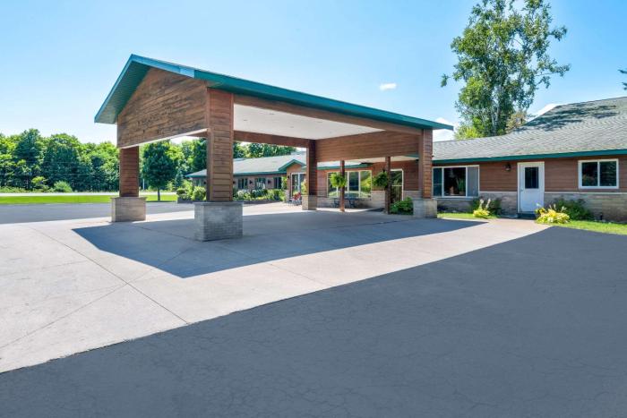 Quality Inn & Suites Munising,,2 star
