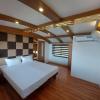 premium houseboat