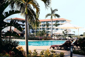 elegant hotel and suites by city green