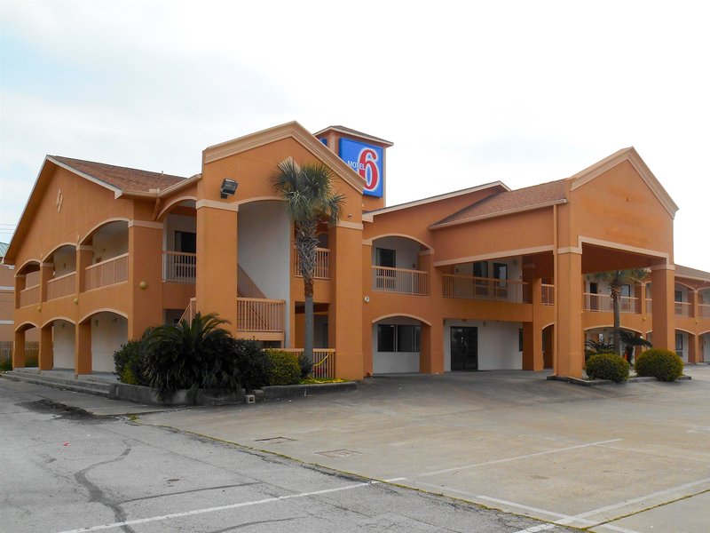 Island Inn By Oyo Galveston Beach, Tx,6311 Central City Blvd.,2 star