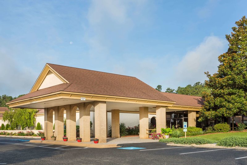 Days Inn & Conf Center By Wyndham Southern Pines Pinehurst