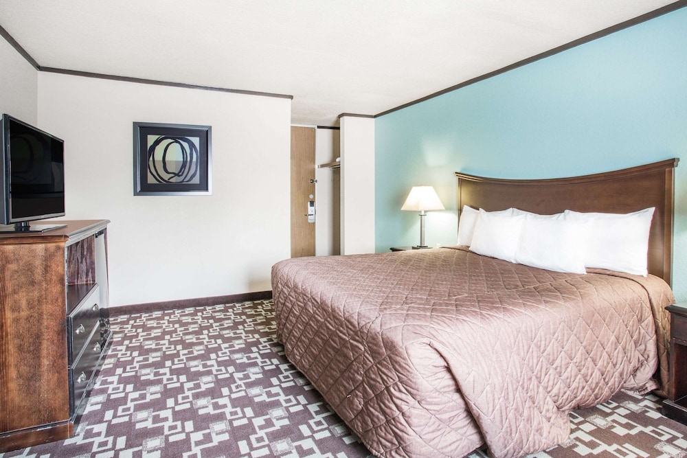 Spark By Hilton Daleville Roanoke North,,2 star