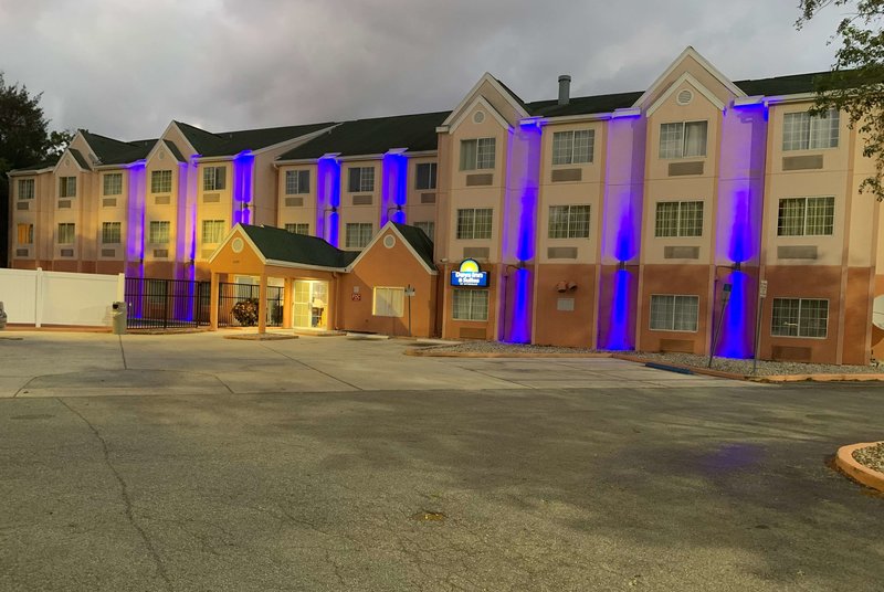 days inn and suites by wyndham tampa raymond james stadium