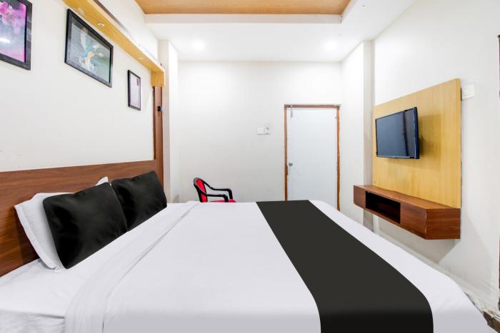 Oyo Hotel O Gurudwara Near Rtc Complex,Plot Number 50-81-27, Swagath Grand, Dwarakanagar Road, Near Gurudwara Junction,3 star