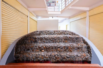 Treebo Regalia Comforts, 5 Mins To Raja Seat Garden,,3 star