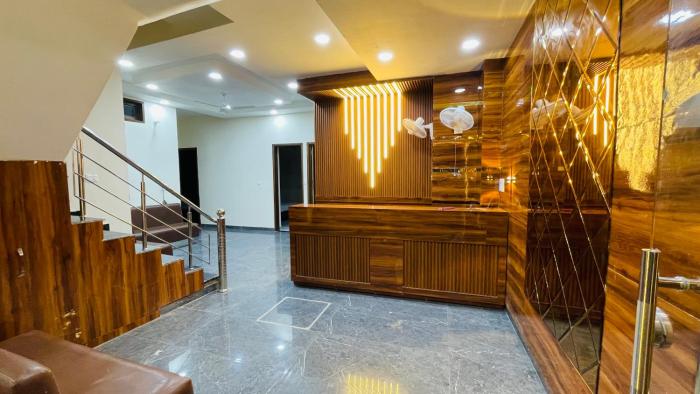 Hotel Av Grand,Hussianpura Chowk,1 star