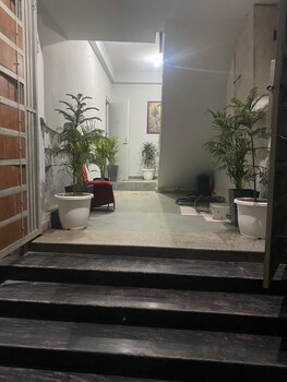 The Sandalwood By La Carnation,,2 star