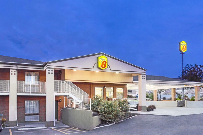 Super 8 By Wyndham Salina/Scenic Hills Area