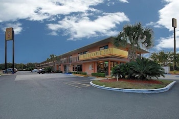 super 6 inn and suites