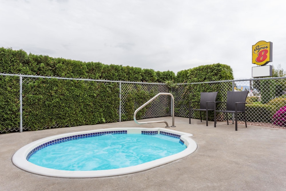 Super 8 By Wyndham Lake Country/Winfield Area,,2 star