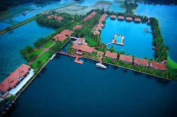 Sterling Lake Palace Alleppey,,5 star