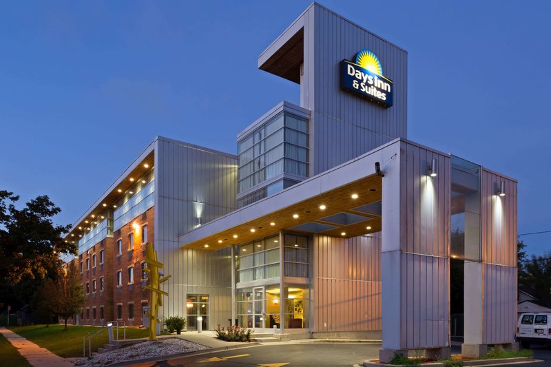 days inn and suites by wyndham milwaukee