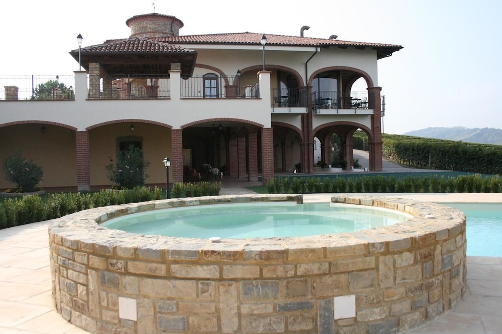 Tota Virginia,Near Azienda Agricola Boasso Franco - Gabutti,4 star