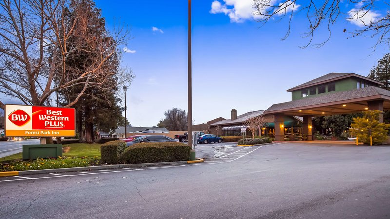 Best Western Plus Forest Park Inn