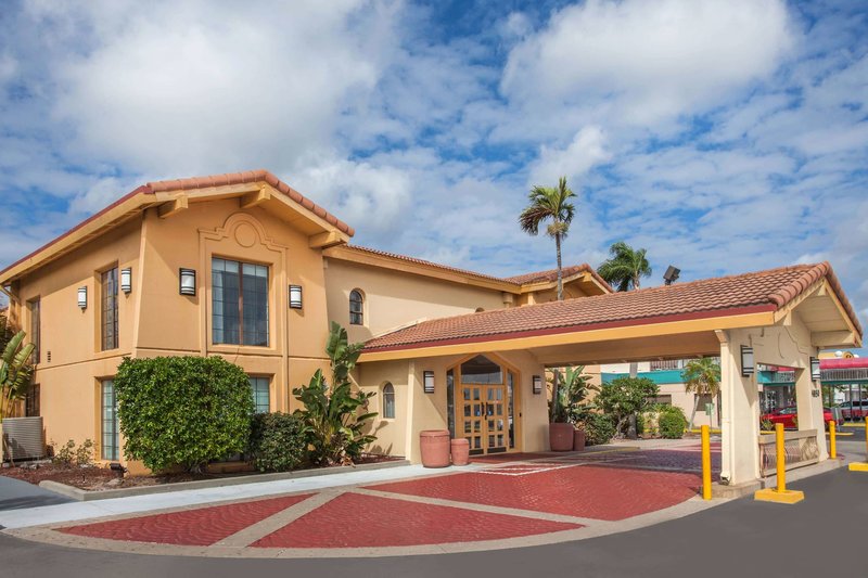 Baymont By Wyndham Fort Myers Central,Fort Myers Beach>>Fort Myers,3 star