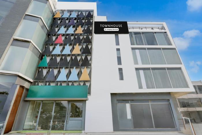 Super Townhouse Sector 64 Near Worldmark Gurugram Formerly Vero,East Of Kailash,4 star