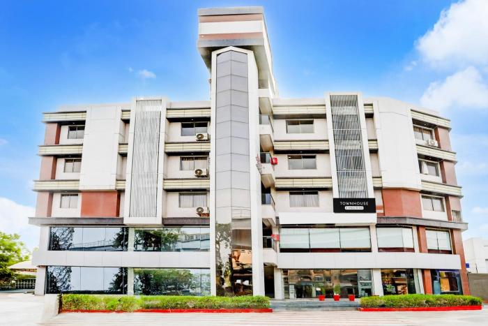 Super Townhouse Prahladnagar,,3 star